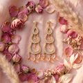 Boucles chandelier dorées champagne flat lay cocooning