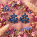 Boucles fleur saphir bleu pavé flat lay cocooning