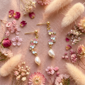 Boucles fleurs irisées perle baroque flat lay cocooning