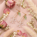 Boucles muguet translucides dorées flat lay cocooning