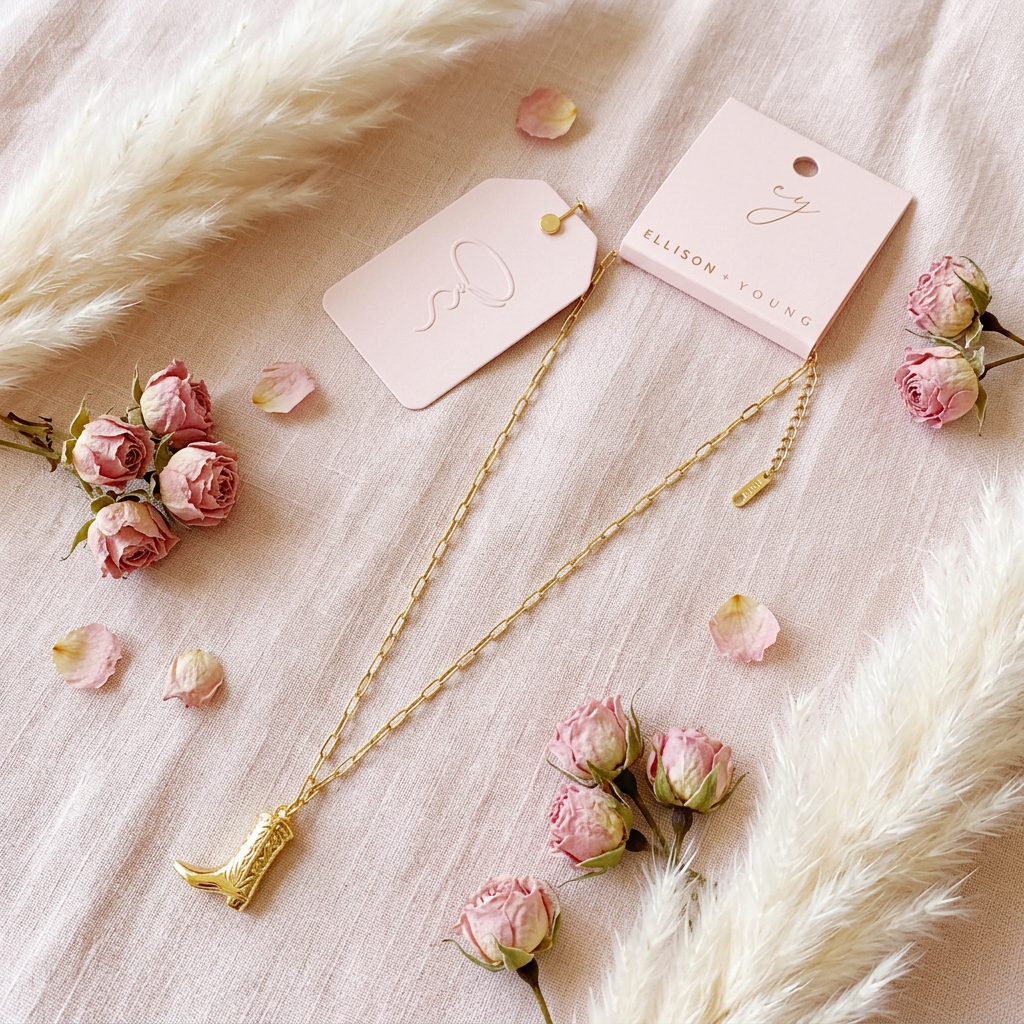 Collier botte 3D dorée cadeau flat lay cocooning