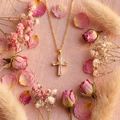 Collier croix zircon baguette flat lay cocooning