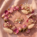 Collier Love script doré flat lay cocooning