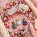 Colliers flacons pierres naturelles trio flat lay cocooning