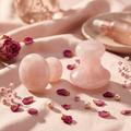 Gua sha quartz - fond rose pâle