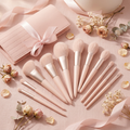 Pinceaux maquillage - fond rose pâle